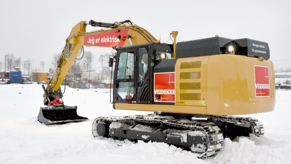 Den første Cat Z-Line er levert til kunde (Veidekke) fra Pon Equipment AS. Den har teksten «Jeg er elektrisk» på bommen. Bildet er tatt en av dagene før overleveringen ved Veidekkes hovedkontor på Skøyen i Oslo.