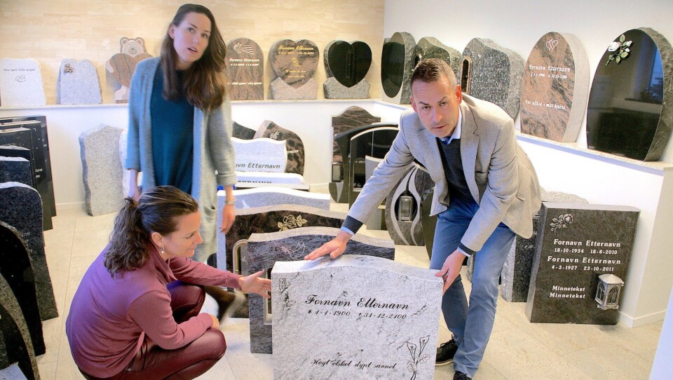 Ellingard Monument har via det nystartede nettselskapet Gravstein24 nå ti prosent av gravstein-markedet i Norge, ifølge ledelsen.– En av årsakene er at vi selger gravstein til riktig pris uten fordyrende mellomledd, sier daglig leder Marius Lervold, her sammen med driftsleder Tonje Hovland (t.v.) og kundekonsulent Sarah Gusevik.