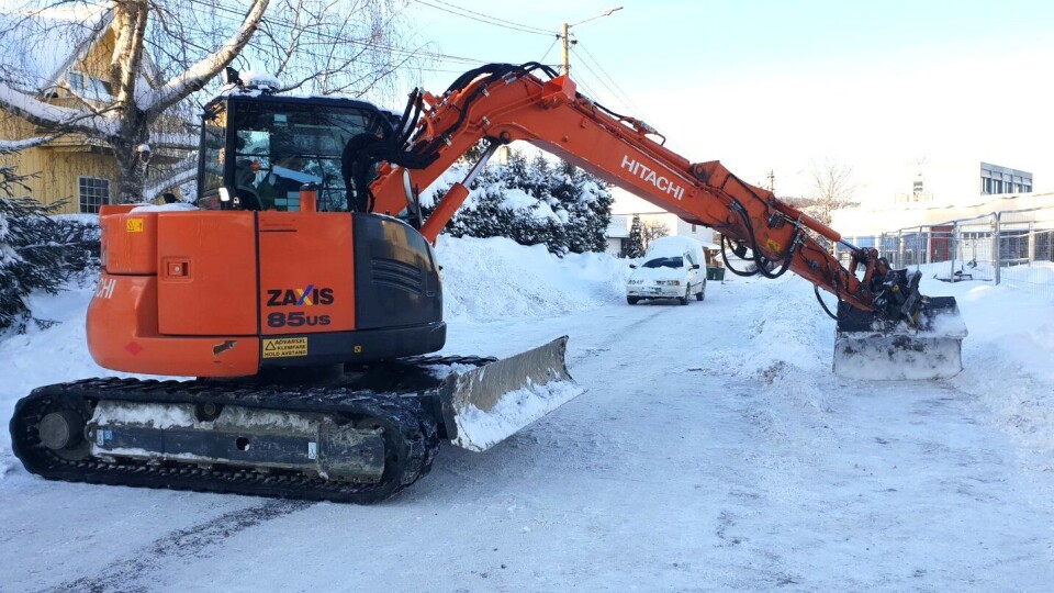 Her ble det full stopp for den berusede polske bilisten da en Hitachi gravemaskin ble plassert i veien.