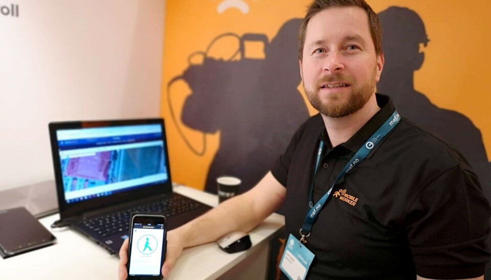 Grønt viser at man er på området, rødt at man er utenfor. AT.no traff Knut Tørstad i Devinco AS på Arctic Entrepreneur 2019. Da hadde han satt GPS-punkter rundt messehallen og dermed definert et område. App-en på mobilen hans viste at han var på området. En forutsetning for å bli registrert som «på et område» eller ikke, er en godkjenning fra app-brukeren.