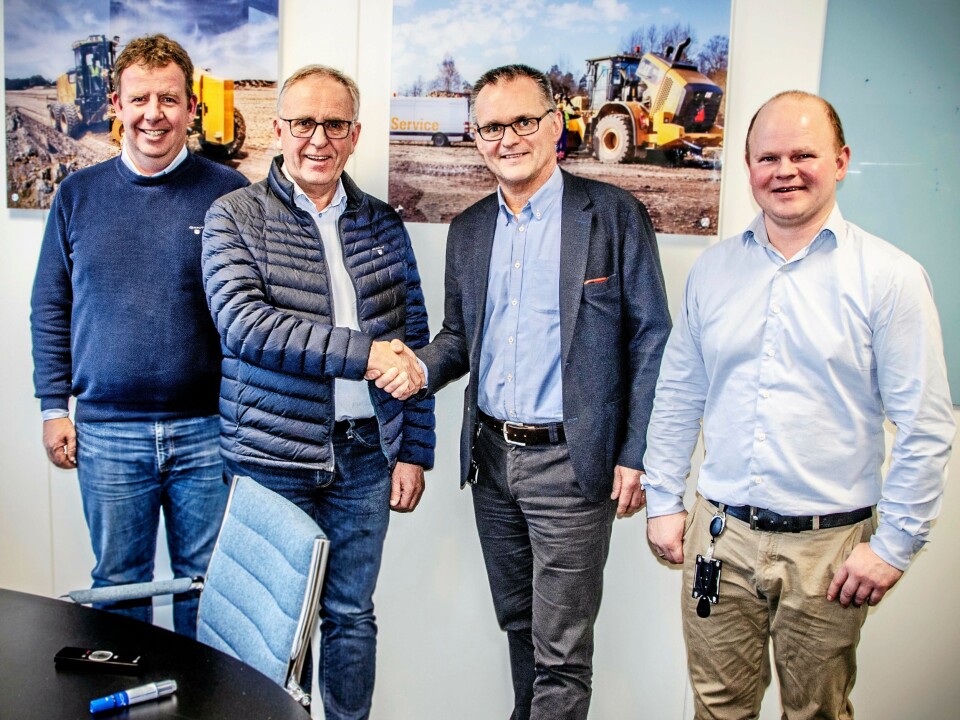 SIGNERING: Tommy Stangeland (t.v.) og Olav Stangeland sammen med Pon-duoen Erik Sollerud og Ole Petter Holene da en av de store avtalene ble signert.