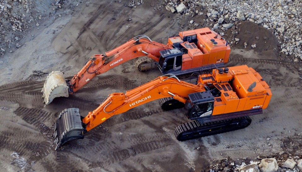 NY OG GAMMEL: Det skiller nesten 18.000 arbeidstimer mellom den nye Hitachi ZX890-6 maskinen nærmest og den 11 år gamle ZX870-3 maskinen bak. På de 11 årene har den hatt tre driftsstans som ikke har vært planlagt.