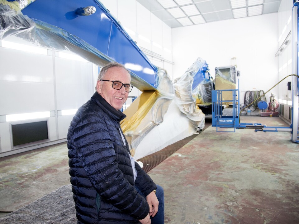 LAKKERT: Olav Stangeland har fått lakkert bommen på alle gravere siden sutten av 60-tallet. Det har blitt et varemerke.