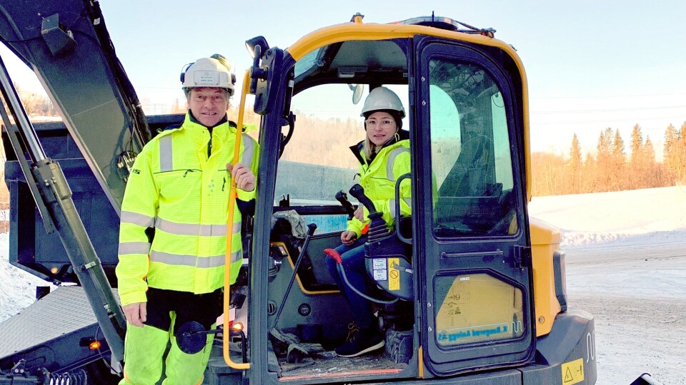 SATSER: KB-Anlegg AS satser på nytt og miljøvennlig utstyr. Selskapet har levert inn Norges første bestilling av en elektrisk Volvo batterigraver. Entreprenøren tar mange oppdrag i Oslo-området.Daglig leder Sara Bakke har tatt over som daglig leder i KB-Anlegg AS etter Kai Baugerød som nå blant annet fortsetter styreleder i selskapet. SATSER: KB-Anlegg AS satser på nytt og miljøvennlig utstyr. Selskapet har levert inn Norges første bestilling av en elektrisk Volvo batterigraver. Entreprenøren tar mange oppdrag i Oslo-området.Daglig leder Sara Bakke har tatt over som daglig leder i KB-Anlegg AS etter Kai Baugerød som nå blant annet fortsetter styreleder i selskapet.