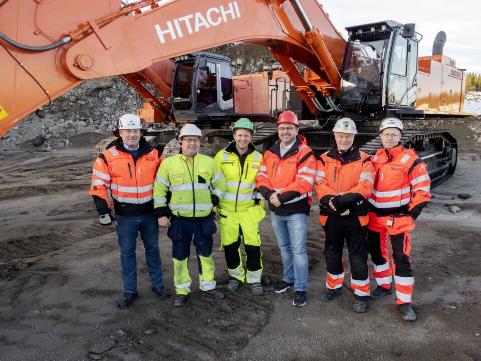 FORNØYDE: Det var en fornøyd gjeng fra Nasta og Feiring Bruk som så maskinene bytte plass. Fra venstre: Vegard Gultvedt, Tor-Arne Nøst, Tormod Askmann Bjøralt, Roar Aaserud, Knut Gaarde og Ole Kristian Skauan.