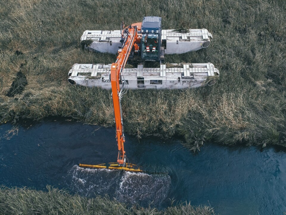 Hitachi ZX 85 US gravemaskin på ca. ni tonn, montert på Big Float E10 amfibisk understell fra Remu Oy, i arbeid for Jysk entreprenør i Danmark.