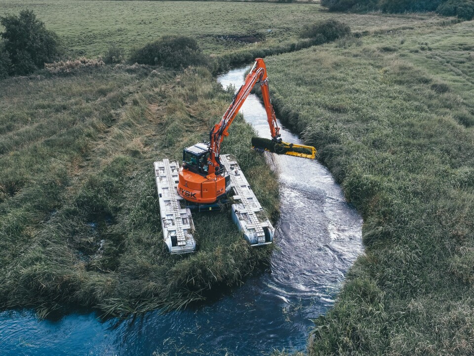 Hitachi ZX 85 US gravemaskin på ca. ni tonn, montert på Big Float E10 amfibisk understell fra Remu Oy, i arbeid for Jysk entreprenør i Danmark.