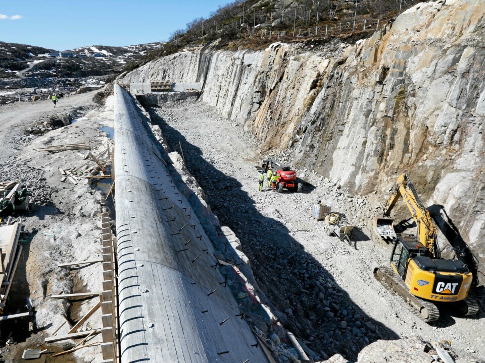 FLOMKANAL: Ved dammen nederst i Skjerkavatn er det bygget en flomkanal. Vannet flyter over denne betongkonstruksjonen og ned i ei renne der det er sprengt ut 100.000 fm³.