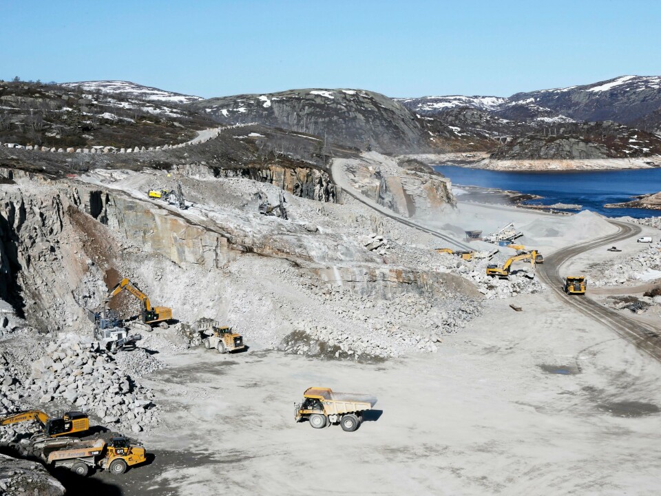 MER PLASS: Her hentes 1 million fm³ stein til dambyggingen. «Krateret» fylles igjen med vann når dammene er ferdige.