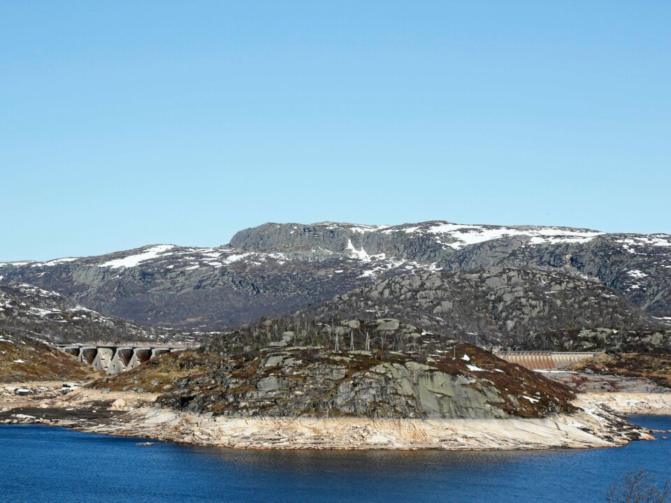BLIR ETT: Disse to dammene rives og når det skjer vil to vann bindes sammen til ett med mye mer vanntrykk inn i turbinene.