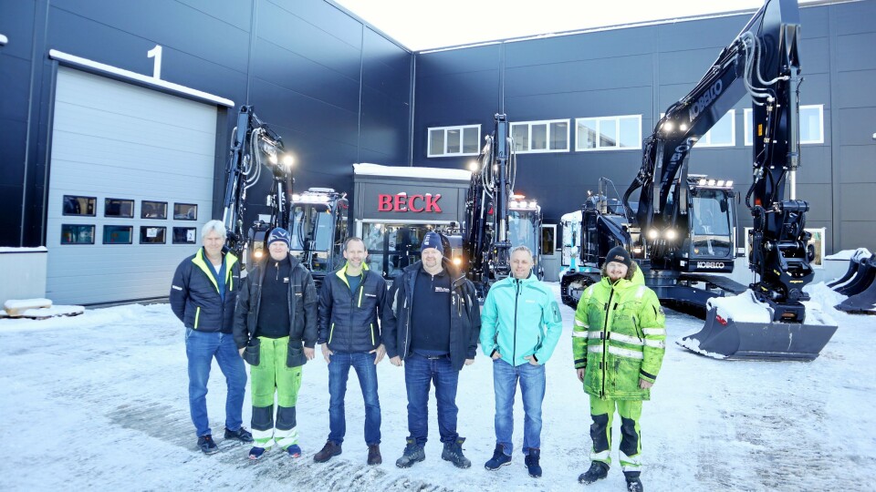 OVERLEVERING: Tre nye svarte Kobelco-gravere ble overlevert til Bjørn Furu Maskinentreprenør ved Beck Maskins hovedanlegg på Langhus fredag 8. februar. Tre blad Furu hentet maskinene. Fra venstre: Jon Ølstad (storkundeansvarlig Beck), Øyvind Furu, Christian Beck (daglig leder i Beck), Bjørn Furu, Espen Wold (selger Beck) og Anders Furu.