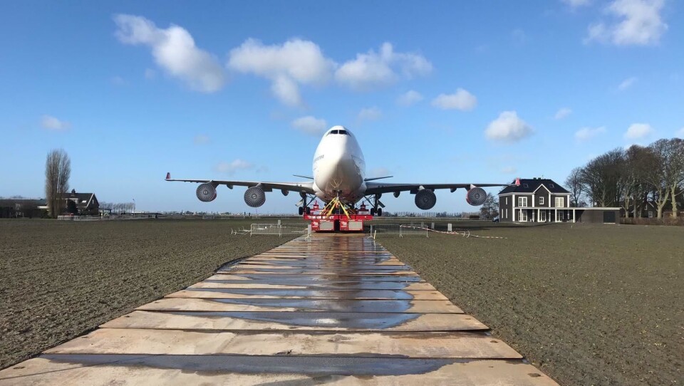2100 stålplater, hver på 1,5 tonn ble brukt som midlertidig vei for å hindre at transporten av 747-en skulle sette seg