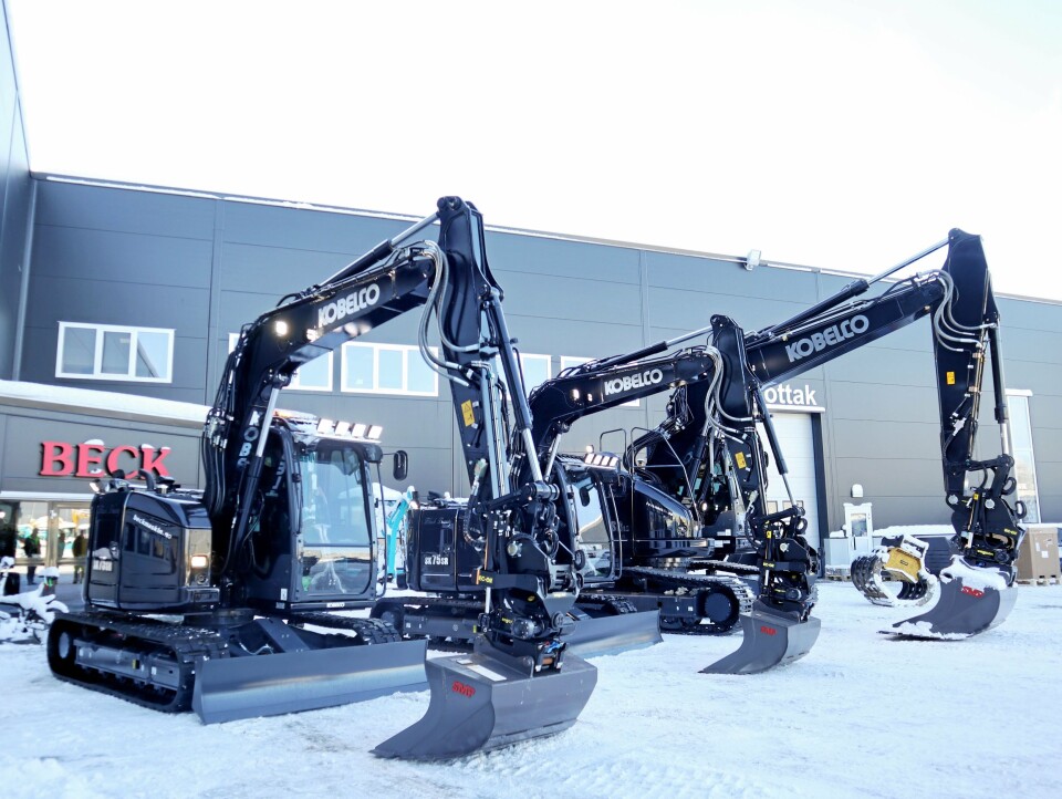 SVARTE TILTER: Også Engcon-tiltene er svarte, ferdig lakkert fra fabrikken i Sverige.