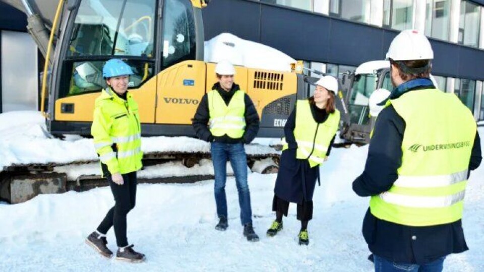 Fossilfri byggeplass: Klimapilotene fikk omvisning på Nordseter skole av Undervisningsbyggs miljørådgiver Bodil Motzke, til venstre. I bakgrunnen, en gravemaskin som går på biodrivstoff.