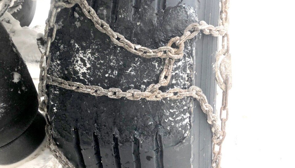 Det er mer vanlig at man kjører en stund med låst tilhengerhjul dekk enn forhjul, slik som på dette bildet. Bildet er fra en kontroll i Kilpisjärvi i februar 2019. NB: Sjåføren la av en aller annen grunn på kjetting før bildet ble tatt.