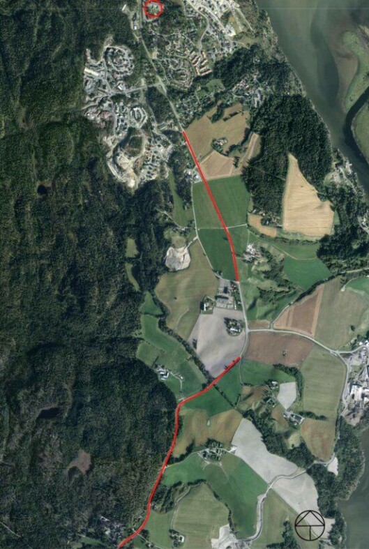 Flyfoto med strekninger det skal bygges langs og Smestad skole markert. Strekningen er ca. 2,2 kilometer lang. På strekningene som ikke er markert langs fylkesvei 120 er det bygget gang- og sykkelvei tidligere. Flyfoto med strekninger det skal bygges langs og Smestad skole markert. Strekningen er ca. 2,2 kilometer lang. På strekningene som ikke er markert langs fylkesvei 120 er det bygget gang- og sykkelvei tidligere.