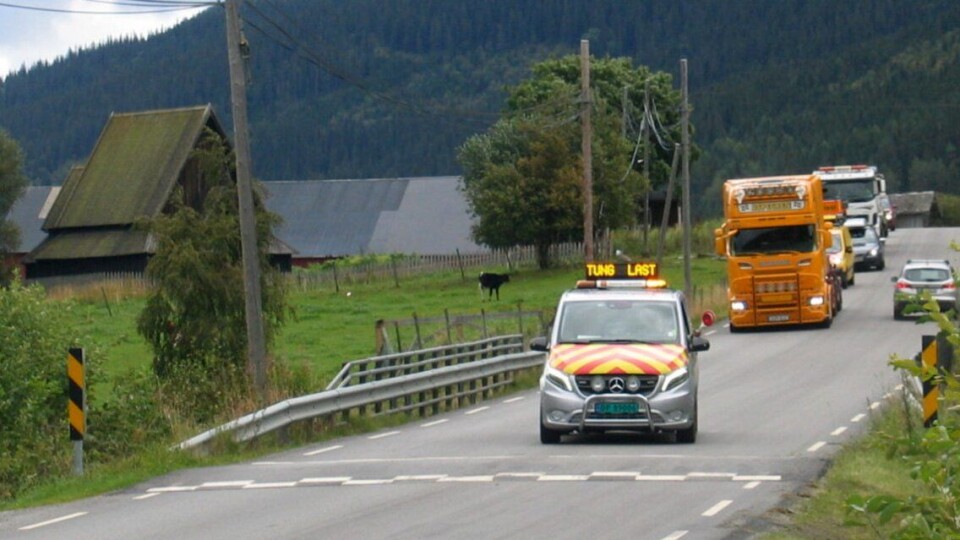 Flere tusen tunge transporter trenger brufølge hvert år. Nå skal en forskriftsendring gjøre at private som er autorisert kan tilby denne tjenesten. Slik det er i dag (februar 2019) kan bare ansatte i Statens vegvesen gjøre denne jobben.