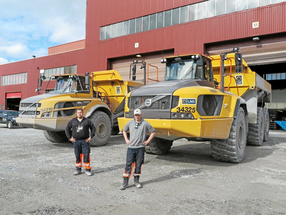 Rana Gruber AS gjennomførte testing av Volvo A60 dumpere i gruva september 2018. Her er maskinførerne Tommy Jensen (t.v) og Andreas Erlandsen ved en A45 og en A60 dumper.