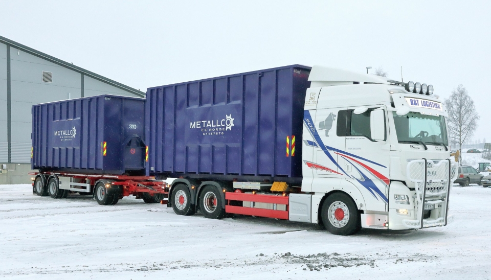 Det flunkende nye vogntoget B&T Logistikk AS har satt i drift for innhenting av EE-avfall til Metallco EE på Gjøvik. Bilen er en MAN TGX 26.500 med Palfinger krokløft, og den trekker en krokhenger fra Nor Slep.