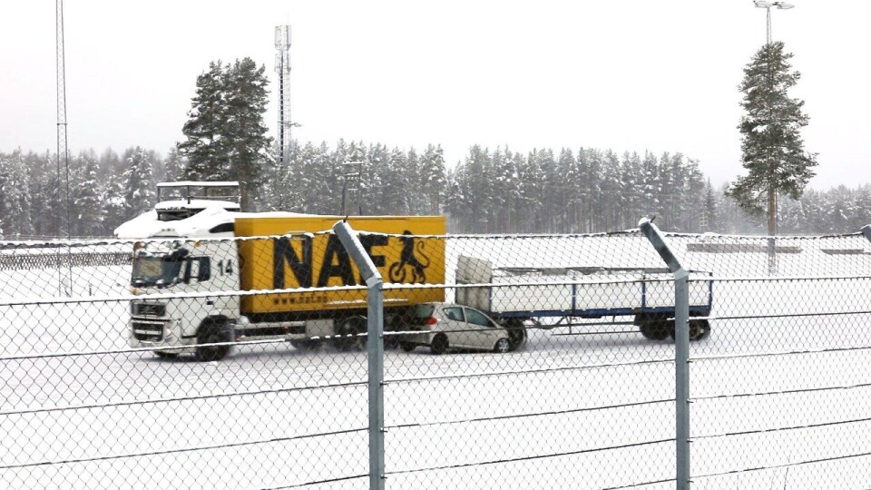 Demonstrasjon av hva som skjer når et vogntog mister kontroll på hengeren og treffer en personbil i 60 kilometer i timen, utført av NAF.