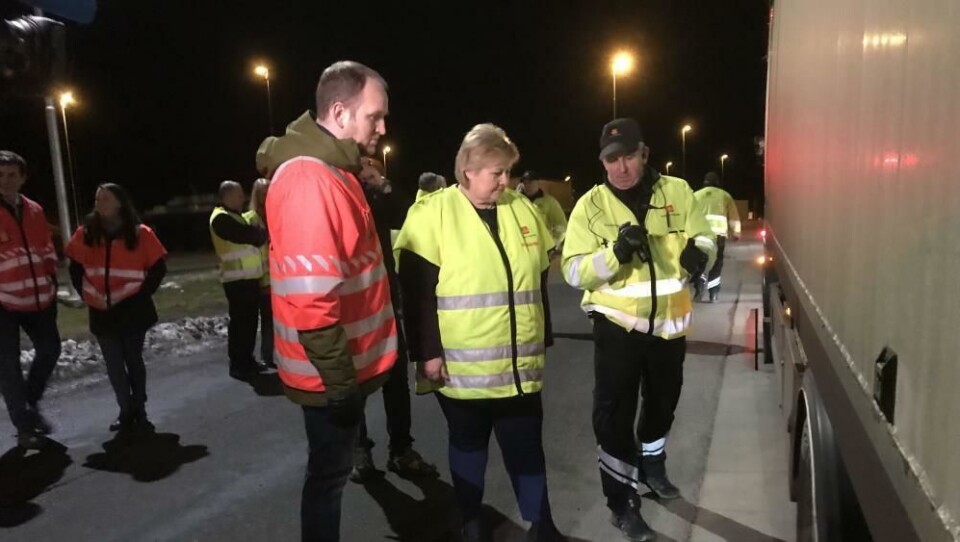 Både samferdselsminister Jon Georg Dale og statsminister Erna Solberg deltok på en kontroll av alle vogntog som kom over grensen til Ørje kontrollstasjon tirsdag kveld. Foto: Samferdselsdepartementet