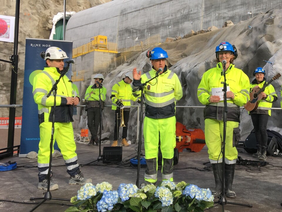 Taler før gjennombruddet. Fra venstre: Fernando Vara ( Managing director i Acciona Ghella Joint Venture AGJV), Per David Borenstein (prosjektdirektør for Follobaneprosjektet i Bane Nor) og Anne Kathrine Kalager (prosjektleder tunnel TBM for Follobaneprosjektet i Bane Nor).