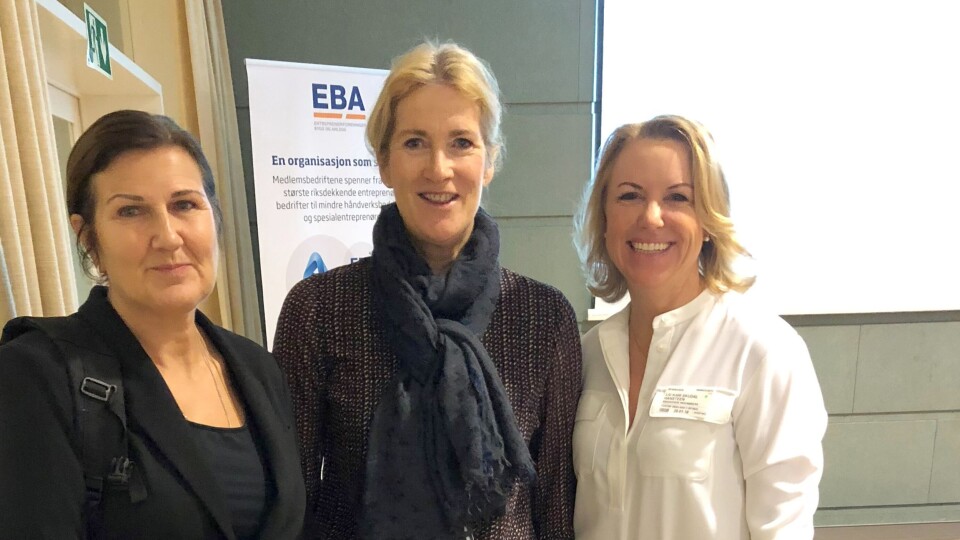 Fra venstre adm. direktør i Nye veier, Ingrid Dahl Hovland, adm. direktør i EBA, Kari Sandberg og Liv Kari Skudal Hansteen, adm. direktør for Rådgivende Ingeniørers Forening.