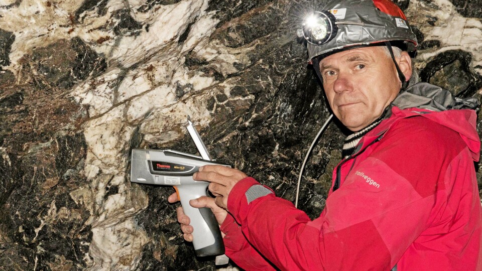 Regiongeolog Sven Dahlgren under feltarbeid på Fensfeltet ifjor sommer, her med et apparat som ved hjelp av røntgenfluoresens kan bestemme bergartene. (Arkivfoto)