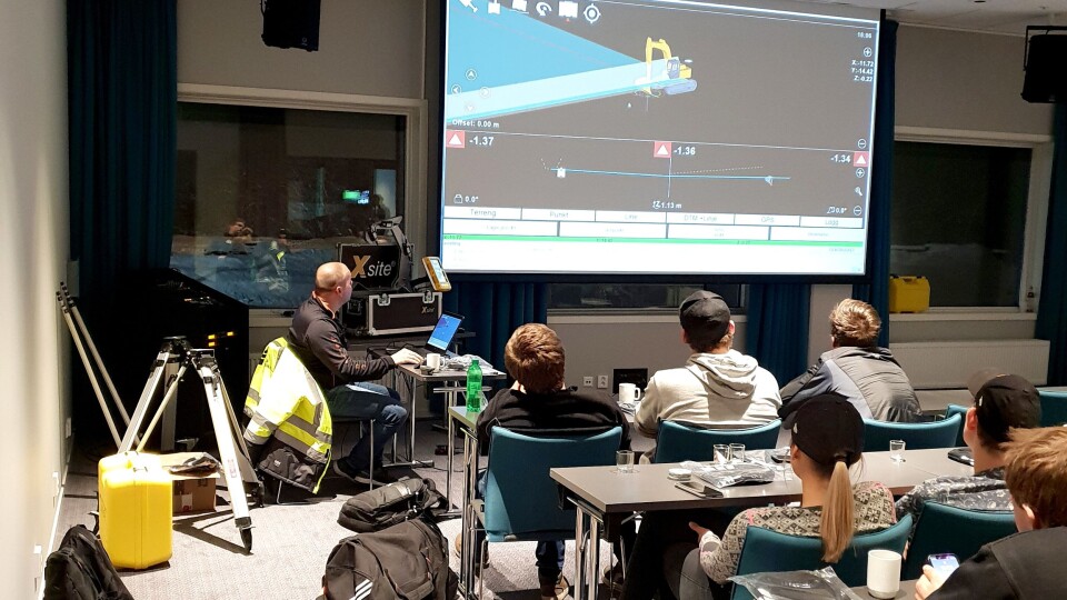 Lærlingene ble fordelt på forskjellige undervisningsopplegg på samlingen. Her har Hella Maskin klasserom-undervisning for 50 av de 100 lærlingene på Novatron maskinstyring. Deretter ble de delt i grupper som fikk utdelt praktiske oppgaver, og de beste ble premiert på kvelden.