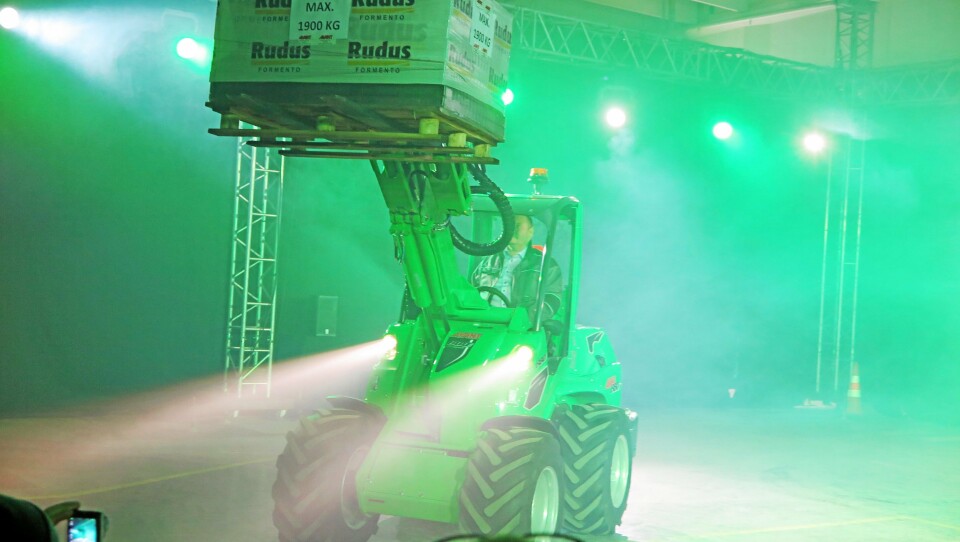 STOREBROR: Den nye store Avant 860 dukker frem i grønnskjæret da den ble presentert for en utvalgt gruppe på fabrikken i Finland. Lansering skjer på Bauma.