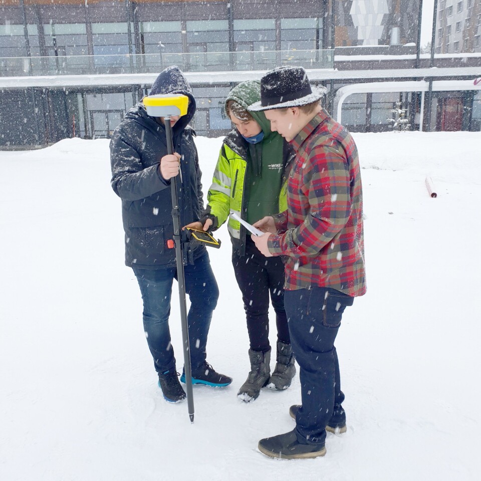 Hella Maskin hadde også gjennomgang ute på Geomax stikningsutstyr.