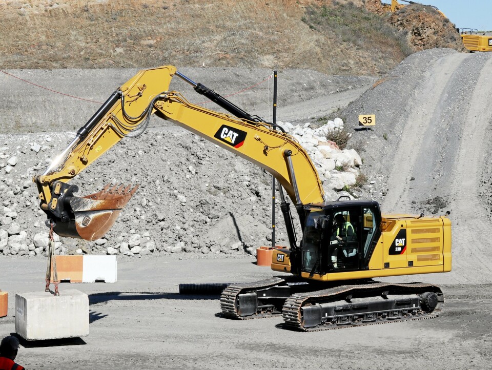 KOMMER I MARS: Assist-systemene stopper 330-maskinen, for eksempel ut fra høyde, sving eller vekt (som her). 330-modellen kommer til Norge i mars/april.