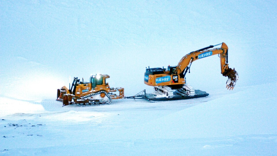 FØRSTE: Cat-dozeren D8T (42) begynner den 5 mil lange «sledeturen» med den første Cat-graveren 352F (55 tonn). Februar 2019.