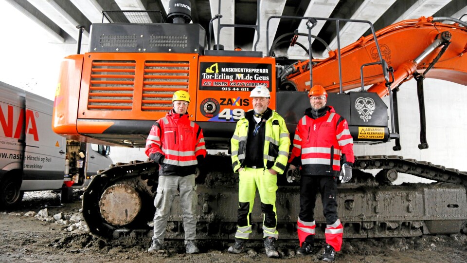 STORE SAKER: 50-tonneren til Maskinentreprenør Tor-Erling M.de Geus AS sto under ei bru for 1000-timers service da AT.no var på plass. Nasta AS har levert både Hitachi-maskinen og hurtigfyllingssystemet Fast Fuel fra Shaw Development. Fra venstre, Torstein Strømmen (Nasta), maskinfører Nils Sebu og Terje Lastein (Nasta). STORE SAKER: 50-tonneren til Maskinentreprenør Tor-Erling M.de Geus AS sto under ei bru for 1000-timers service da AT.no var på plass. Nasta AS har levert både Hitachi-maskinen og hurtigfyllingssystemet Fast Fuel fra Shaw Development. Fra venstre, Torstein Strømmen (Nasta), maskinfører Nils Sebu og Terje Lastein (Nasta).