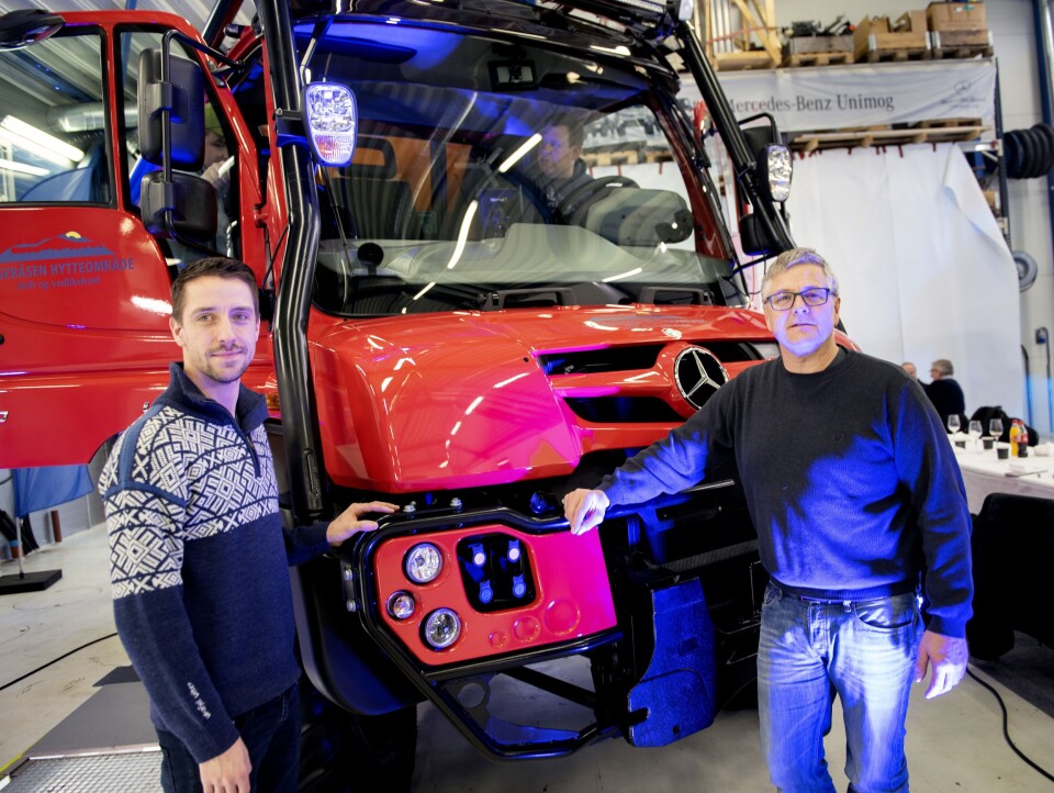 FØRSTE: Morten Myrli og Ivar Møller i Fageråsen Hytteområde fikk den første nye Mercedes-Benz Unimogen som er registrert som traktor i Norge på 10 år.