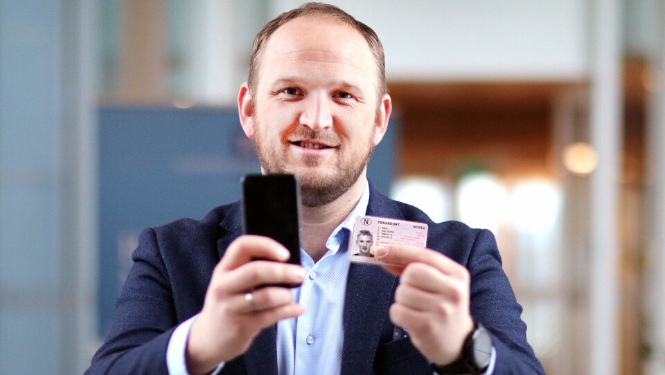 Samferdselsminister Jon Georg Dale skal ha på plass en ny orndning for førerkort: Etter planen skal man om ikke lenge ha førerkortet på mobilen i Norge. I utlandet må man fortsatt ha med seg et fysisk førerkort for å bevise sin førerrett.
