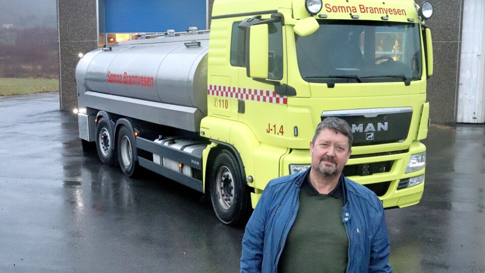 Hans Ivar Slåttøy foran en tidligere MAN TGS melketankbil som er blitt ombygd til branntankbil og er i tjeneste hos Sømna Brannvesen.