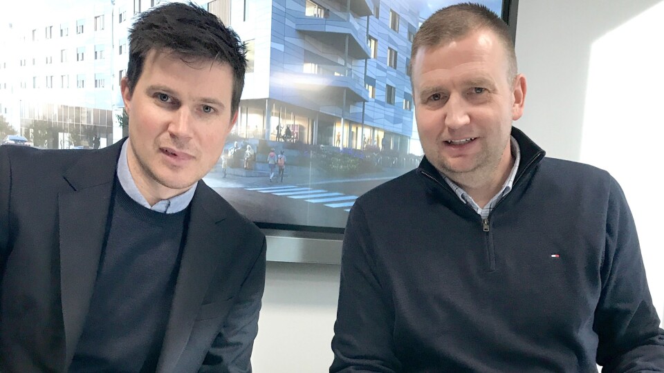 Kristian Myhrer fra Hent og Eldar Brynjulfsen signerte kontrakten, og nå går man i gang med forprosjektet til Lambertseterhjemmet.