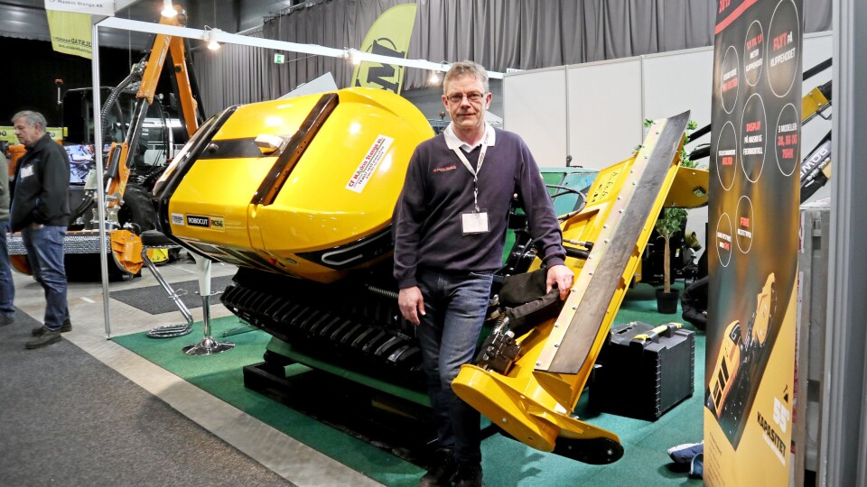 Bilde fra utstillingen Miljø & Teknikk (arr. Norsk Kommunalteknisk Forening) i Lillestrøm mars 2019. - Denne kom like før messen, og robotklipperen er kun introdusert i fem europeiske land så langt, sier daglig leder Olav Austlid, i CF Maskin AS, om den splitter nye klipperoboten på standen.