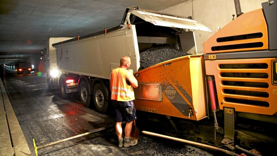 ASFALT: Med «Asphaltprofi Thermo» skyves asfalten ut i stedet for å tippes. Det gir en jevnere asfaltkvalitet, og man slipper høydeproblematikken.