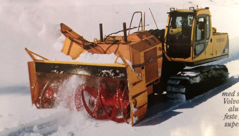 Nymaskin nr. 500: Volvo EC210 LC beltegraver med Øveraasens Unit 400 med skovl og fres, og med spesialutviklet kortbom og HK-feste fra Gjerstad. Det er en super-løsning for åpning av vinterveier.