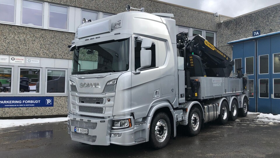 Norsk Scania Oslo, i tett samarbeid med Scania Finans Norge, leverte nylig et monster av en femakslet Scania R 730 10x4*6NB med CR20H hytte, i arctic silver og med V8-design interiørpakke.