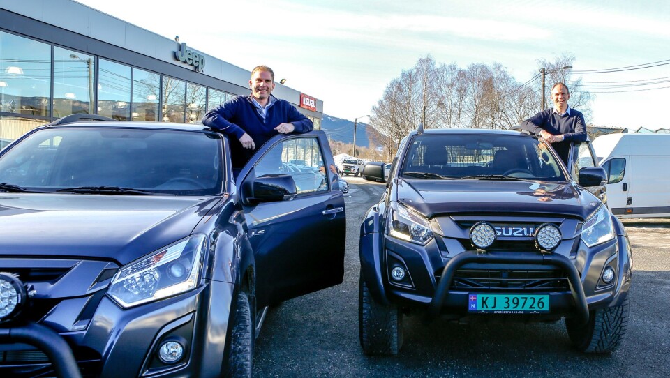 SUKSESS: Isuzu-ansvarlig i Norge, Steinar Dokken (t.v.) og adm. dir. i RSA, Frank Dunvold, foran hovedkontoret i Drammen. SUKSESS: Isuzu-ansvarlig i Norge, Steinar Dokken (t.v.) og adm. dir. i RSA, Frank Dunvold, foran hovedkontoret i Drammen.