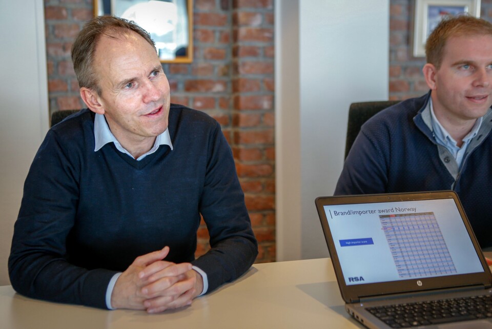 ENGASJERT: Frank Dunvold blir engasjert når han forteller om fordelene med Isuzu. Steinar Dokken til høyre. ENGASJERT: Frank Dunvold blir engasjert når han forteller om fordelene med Isuzu. Steinar Dokken til høyre.