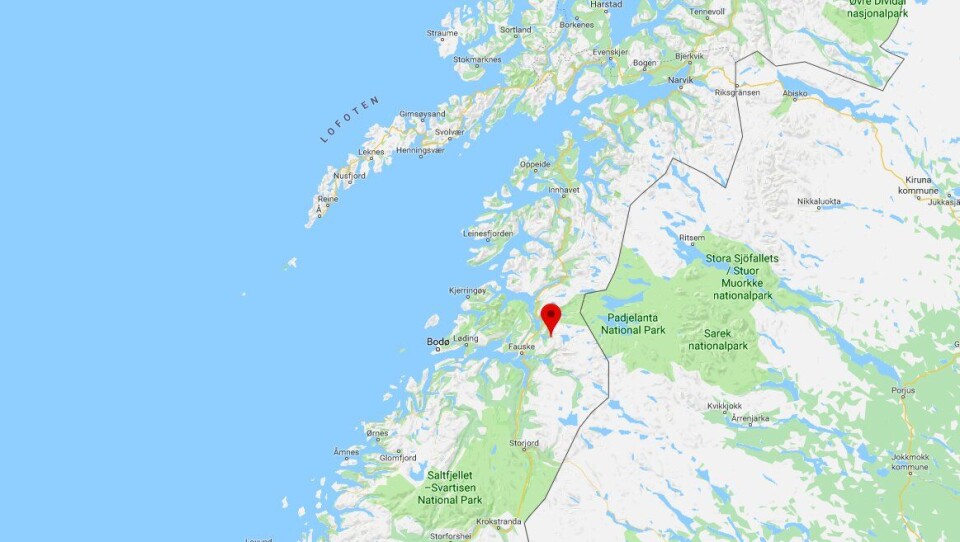To anleggsmaskiner med to maskinførere ble tatt av snøskred ved Durmålstinden (merket på kartet) i Sørfold kommune i Nordland tirsdag 26. mars 2019.