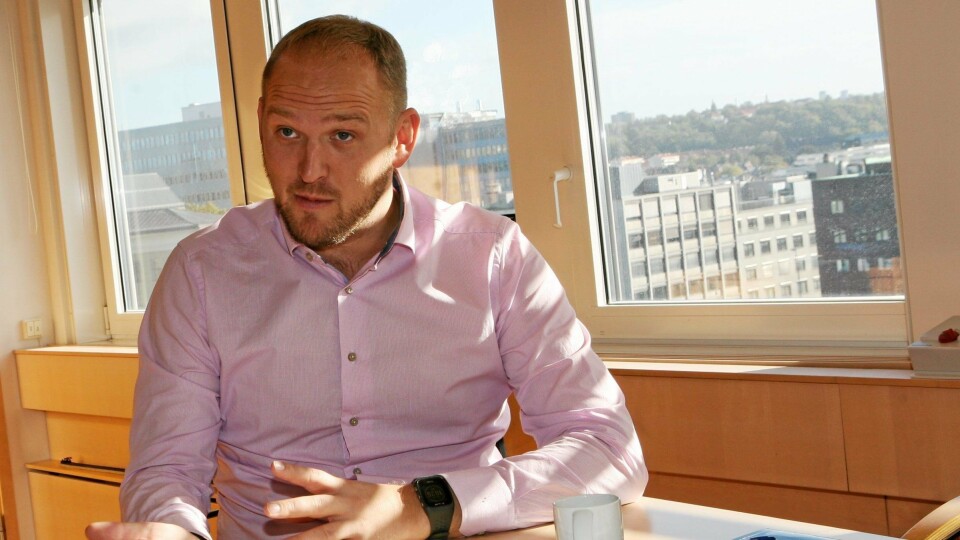 Samferdselsminister Jon Georg Dale lover fortsatt dispensasjon for yrkessjåfører med syn på bare ett øye.