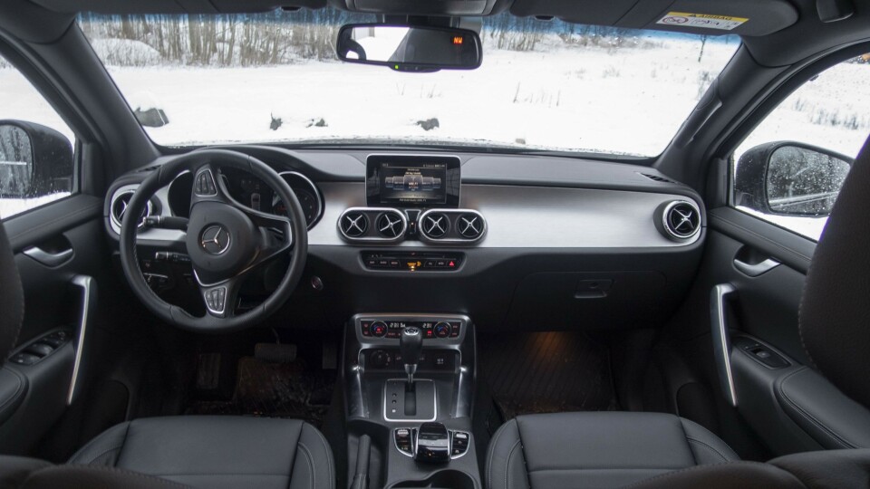 INTERIØR: Mercedes-Benz har valgt å lage et dashbord i X-klasse som oser finish og kvalitet.