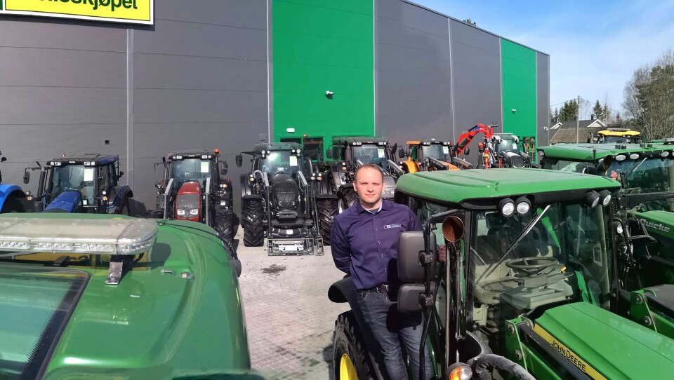 Bruktsenteransvarlig Kenneth Lund Strand hos Felleskjøpet Agri på Kløfta har samlet mange innbyttetraktorer på en plass. Ca. halvparten er John Deere, og resten er andre merker – hovedsakelig Valtra.