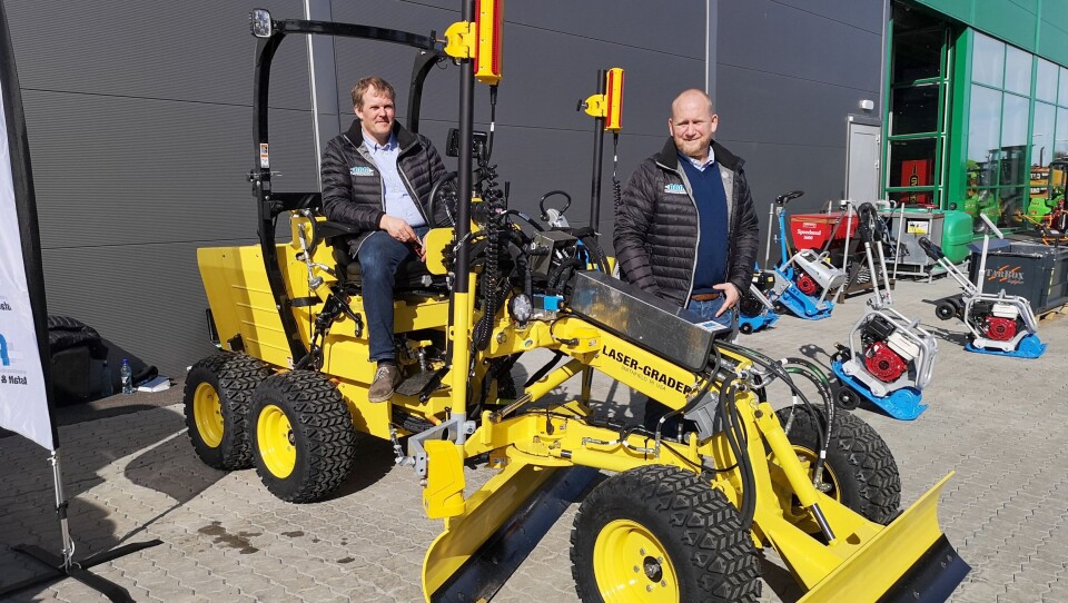 Selger Asbjørn Hauffen (sittende) og daglig leder Martin Fusche i ABM på «Proffdagen» hos Felleskjøpet på Kløfta, ved Laser-Grader-en som skulle rett til Kjeldaas AS i Sande i Vestfold etterpå.