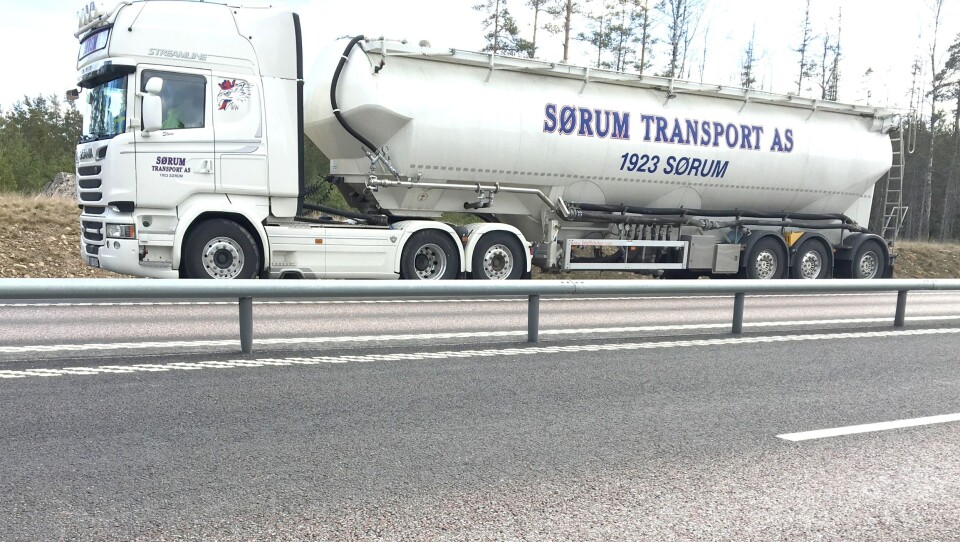 Dette vogntoget fra Sørum Transport i Norge ble stoppet da det kjørte sin andre innenlandstransport i Sverige uten internasjonal transport inn. Det skal ha vært norsk bil og semihenger. Sjåføren var svensk statsborger. Dette vogntoget fra Sørum Transport i Norge ble stoppet da det kjørte sin andre innenlandstransport i Sverige uten internasjonal transport inn. Det skal ha vært norsk bil og semihenger. Sjåføren var svensk statsborger.